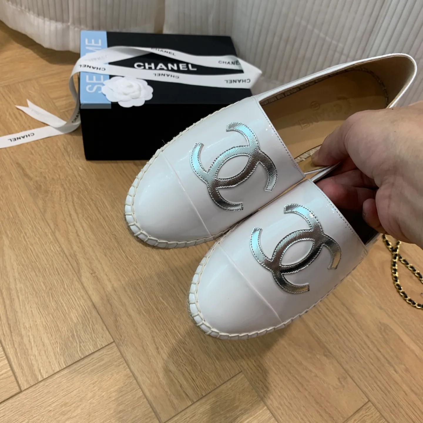 👟👟Ex-factory price 440👟👟 👑New colors are coming ✌️New version of Chanel fisherman shoes is coming❗️Delivered in a full set of top-notch packaging. The quality of my fisherman shoes has not been introduced much, everyone who has had them knows it! The original customized upper, and my outsole is the original translucent outsole, the opaque outsole is the wrong version, full set of authentic packaging ❗️ size: 35-40, running price